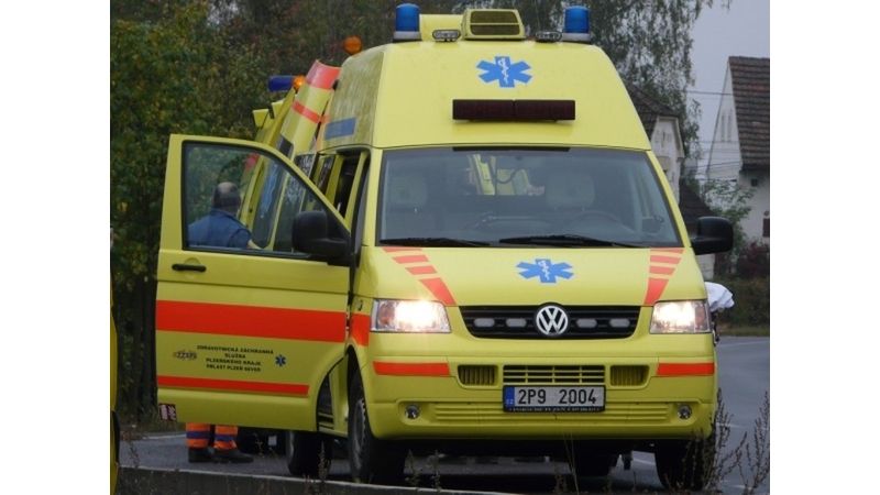 Auto na Plzeňsku vyletělo ze silnice a narazilo do stromu, 80letý řidič zemřel